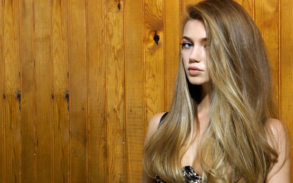 Обои для рабочего стола Фотомодель Габриэлла Холстен / Gabriella Holsten возле стены, обшитой деревом