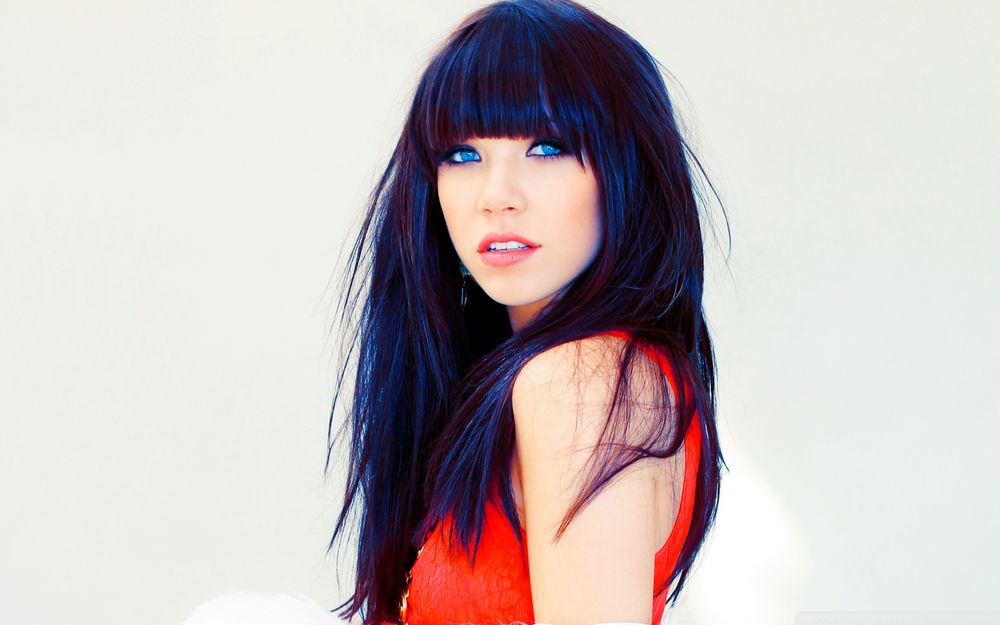 Обои для рабочего стола Портрет Карли Рэй Джепсен / Carly Rae Jepsen в красной футболке на белом фоне