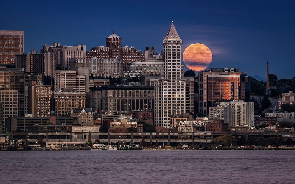 Обои для рабочего стола Сиэтл, США / Seattle, USA на фоне большой желтой луны