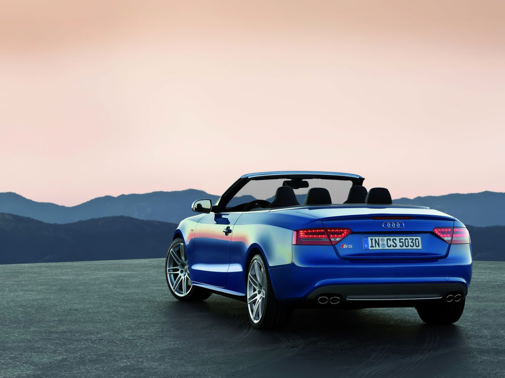 Обои для рабочего стола Синяя Audi S5 convertible / Ауди С5 кабриолет на фоне гор и розового заката