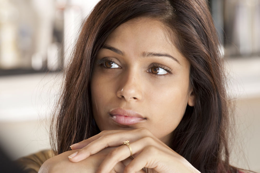 Обои для рабочего стола Фрида Пинто / Freida Pinto крупным планом