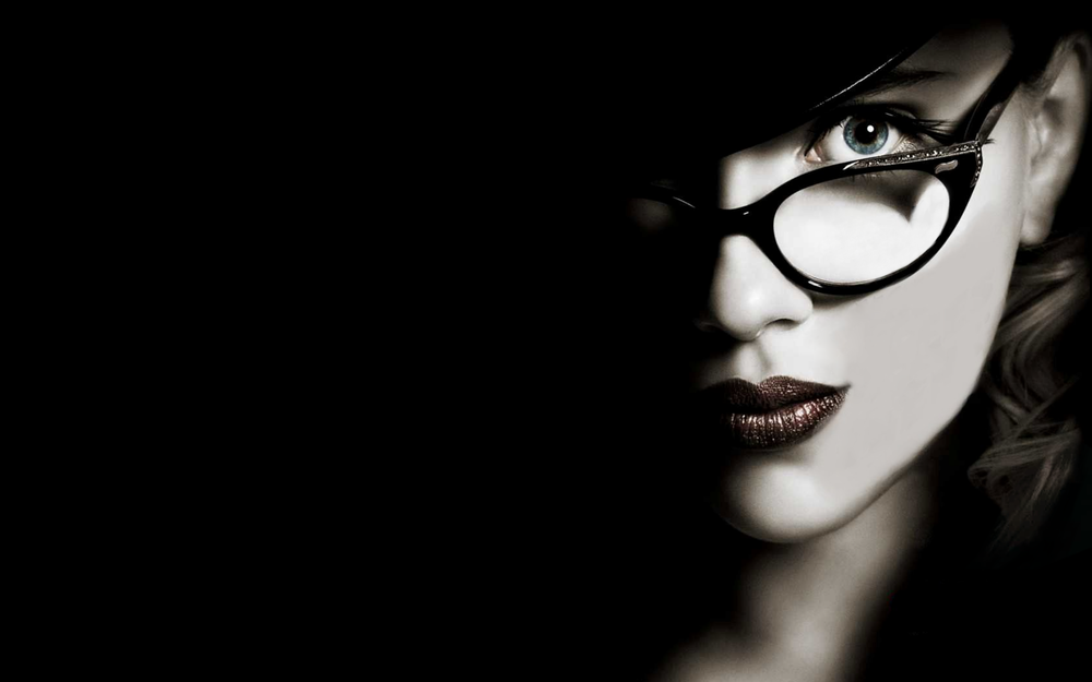 Обои для рабочего стола Scarlett Johansson / Скарлетт Йоханссон в очках и шляпе, у которой одна половина лица затемнена