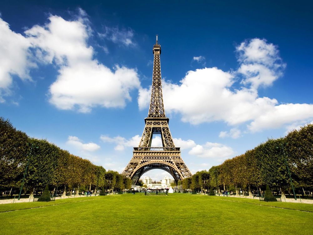 Обои для рабочего стола Эйфелева башня / la tour Eiffel, на Елисейских полях / les Champs-Elysees в Париже / Paris, Франция / France