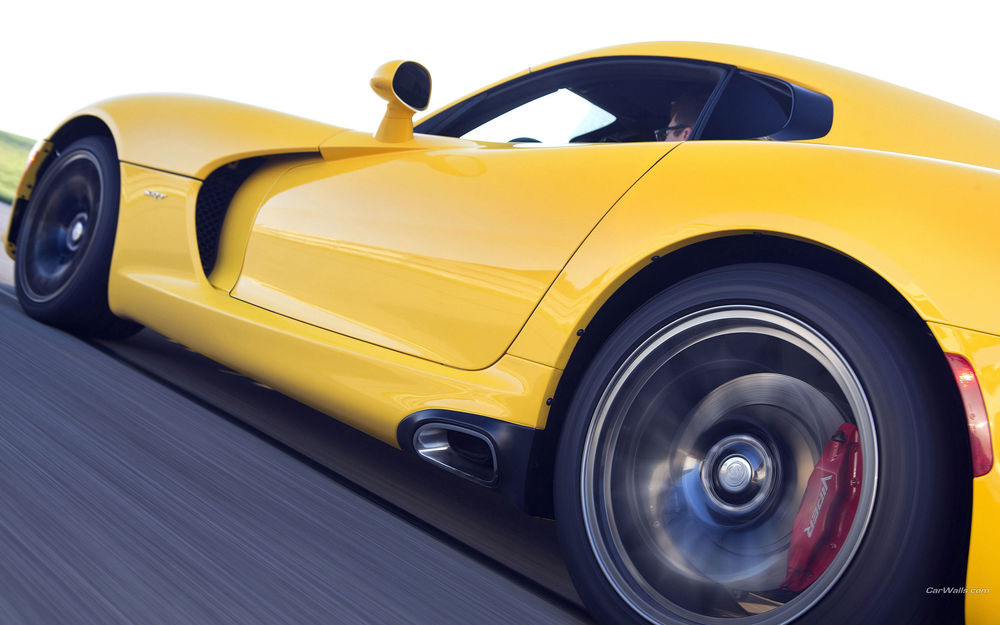 Обои для рабочего стола Желтый автомобиль Dodge Viper / Додж Випер сбоку