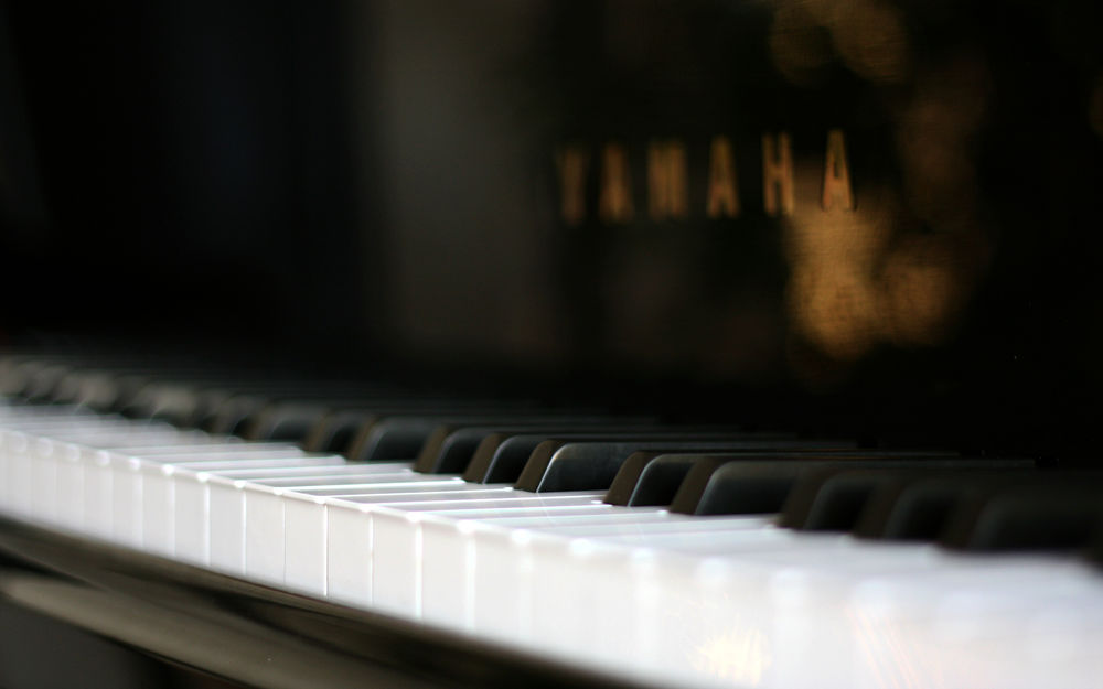 Обои для рабочего стола Клавиши пианино Yamaha / Ямаха