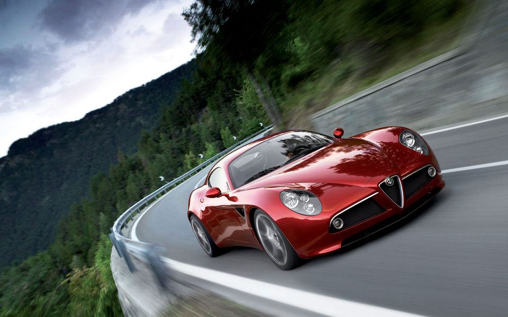 Обои для рабочего стола Alfa Romeo 8c / Альфа ромео 8C едет по горной дороге