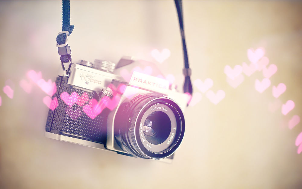 Обои для рабочего стола Фотокамера PRAKTICA super TL100 и розовые блики-сердечки