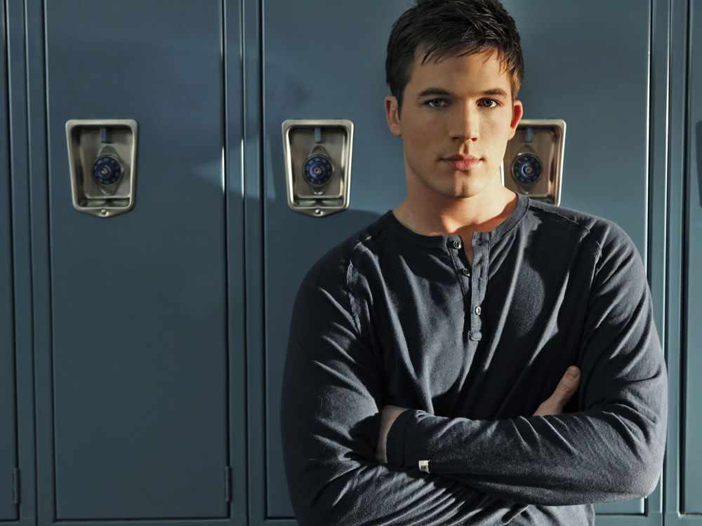 Обои для рабочего стола Актер Мэтт Лантер / Matt Lanter у школьных шкафчиков