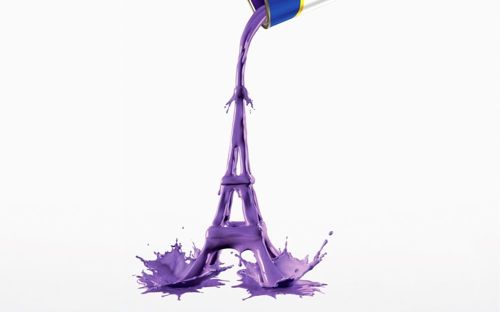 Обои для рабочего стола Эйфелевая башня / La tour Eiffel из выливающейся с банки фиолетовой краски на белом фоне
