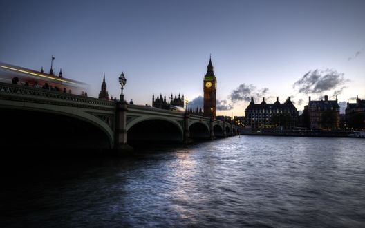 Обои на рабочий стол Сумрак окутывает часовню Биг Бен / Big Ben и Лондон / London, Великобритания / Great Britain