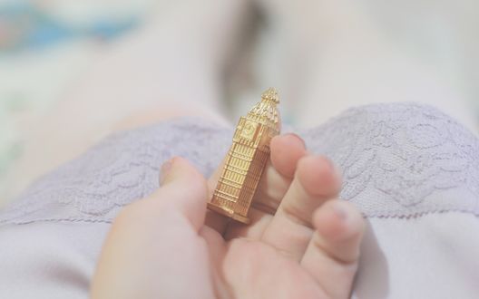 Обои на рабочий стол Девушка держит в руке фигурку Биг Бена / Big Ben