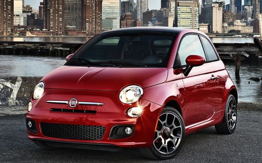 Обои на рабочий стол Красный Фиат 500 / Fiat 500 на фоне мегаполиса