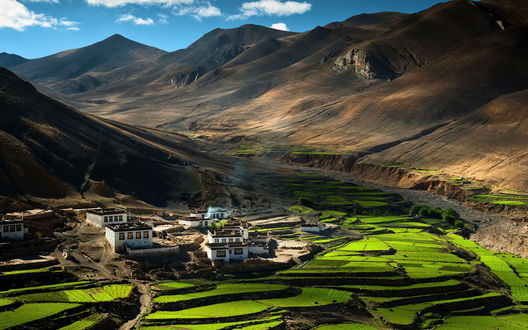 Обои на рабочий стол Дома возле рисовых полей среди гор, Гималаи / Himalayas, Тибет / Tibet