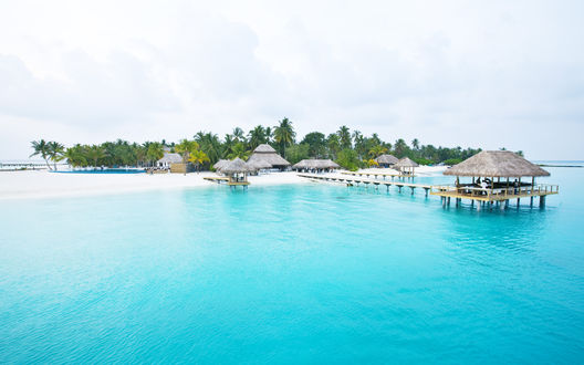 Обои на рабочий стол Домики на острове на Мальдивах / Maldives