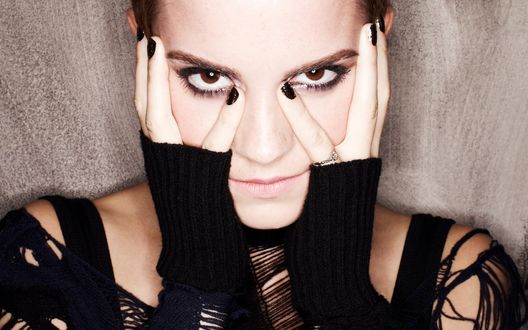 Обои на рабочий стол Британская киноактриса и фотомодель Эмма Уотсон / Emma Watson в дерзком образе