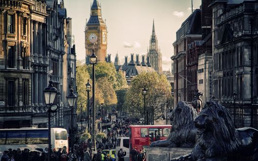 Обои на рабочий стол Туристы ходят по улицам Лондона, Англия / London, England