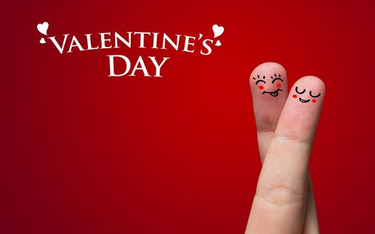 Обои на рабочий стол Довольные пальцы на красном фоне (Valentines Day / День Святого Валентина)