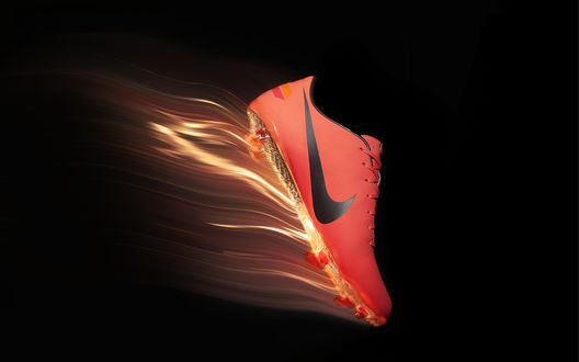 Обои на рабочий стол Красный кроссовок фирмы Nike / Найк объят пламенем