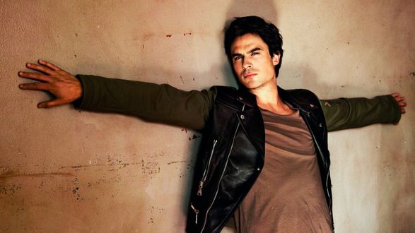 Обои на рабочий стол Йен Сомерхолдер / Ian Somerhalder стоит у стены