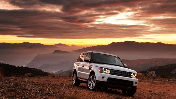 Обои на рабочий стол Белый автомобиль Land Rover / Range Rover в горах