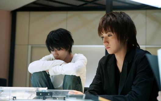 Обои на рабочий стол Лайт и L из фильма Death Note / Тетрадь смерти сидят у стола