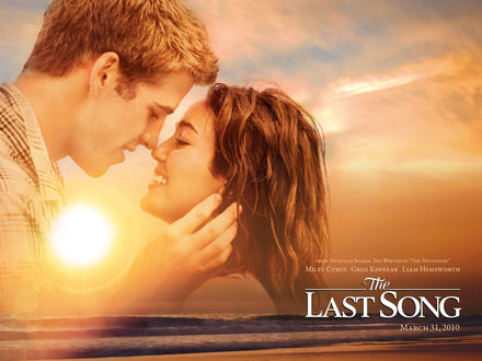 Обои на рабочий стол Майли Сайрус / Miley Cyrus и Лиам Хемсворт / Liam Hemsworth на фоне моря и заката. Постер к фильму Последняя песня / The Last Song