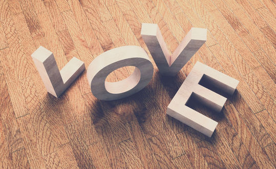 Обои на рабочий стол Большие буквы LOVE на деревянном полу