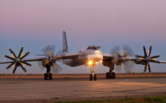 Обои на рабочий стол Стратегический бомбардировщик Ту-95 мс, стоящий на вооружении ВВС России, готовится к взлету в предутренней дымке с авиабазы Энгельс, Россия / Engels, Russia