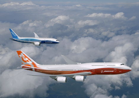 Обои на рабочий стол В небе пассажирские самолеты Боинг-747 / Boeing-747 и Боинг-787 / Boeing-787