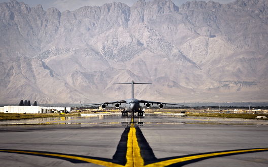 Обои на рабочий стол Самолет Globemaster C-17 на взлетной полосе