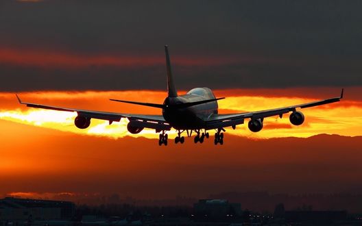 Обои на рабочий стол Пассажирский самолет Боинг-747 / Boeing-747 поднимается в воздух на закате солнца