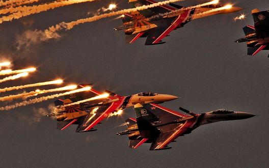 Обои на рабочий стол Самолеты-истребители Российских ВВС Су-27 отрабатывают элементы групповой слетанности в вечернем небе
