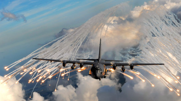 Обои на рабочий стол Полет самолета Lockheed AC-130, выускающего ложные цели, вспышки