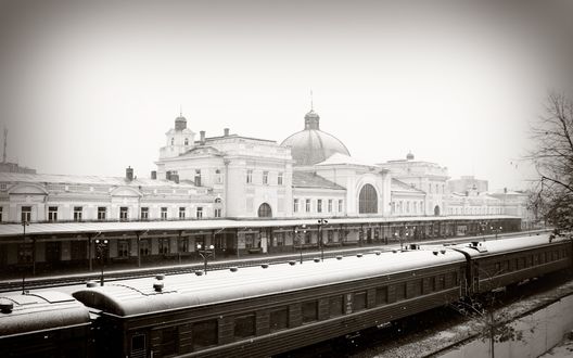 Обои на рабочий стол Белый вокзал во время идущего снега