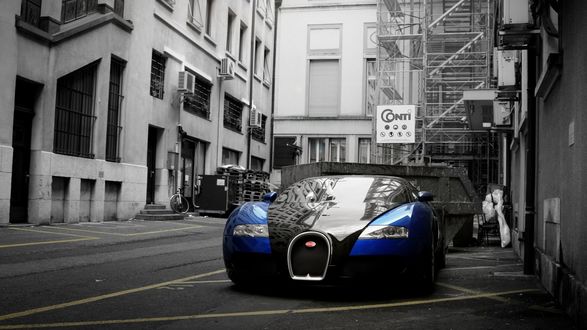 Обои на рабочий стол Синяя Bugatti Veyron / Бугатти Вейрон припаркавана в переулке