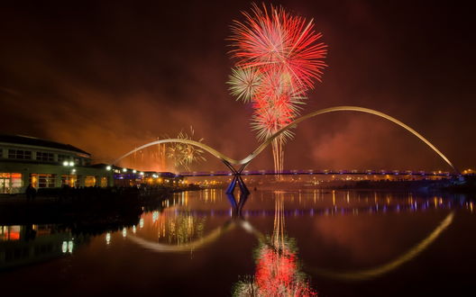 Обои на рабочий стол Фейерверк на ночном небе над рекой и мостом Stockton Bridge / Стоктон Бридж, , New South Wales, Australia / Новый Южный Уэльс, Австралия