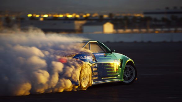 Обои на рабочий стол След из пыли и газов за гоночной машиной Nissan Drift