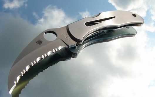 Обои на рабочий стол Складной нож Spyderco и его отражение