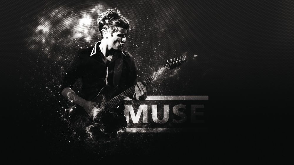 Обои для рабочего стола Солист группы Muse Мэттью Беллами / Matthew Bellamy играет на гитаре на фоне надписи MUSE