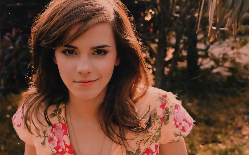 Обои для рабочего стола Британская киноактриса и фотомодель Эмма Уотсон / Emma Watson на природе