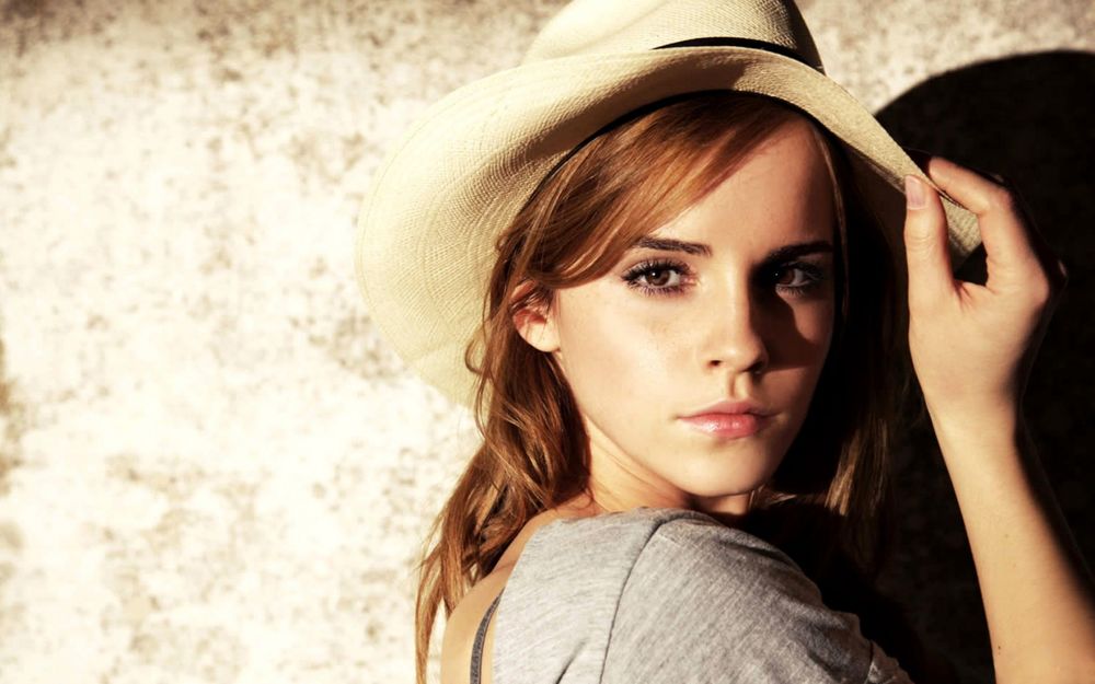 Обои для рабочего стола Британская киноактриса и фотомодель Эмма Уотсон / Emma Watson в шляпе