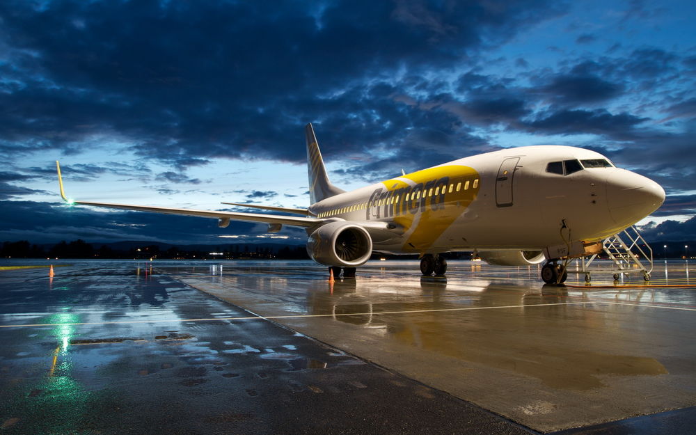 Обои для рабочего стола Огромный самолет Boeing 737/ Боинг 737 стоит на аэродроме вечером (Primera)