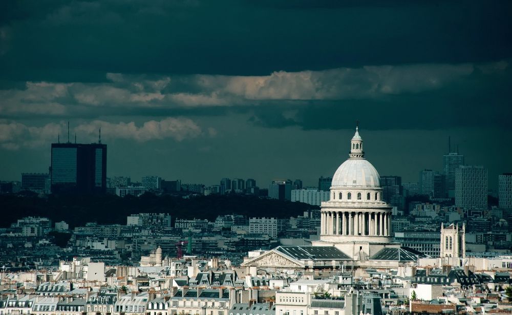 Обои для рабочего стола Париж, Франция / Paris, France, вид на пасмурный город