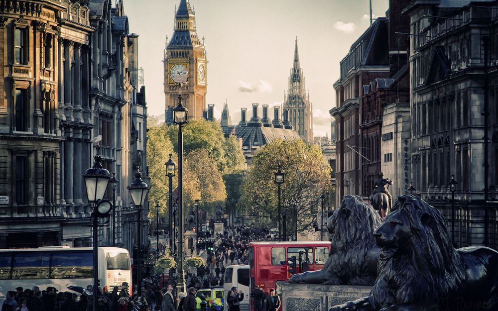 Обои для рабочего стола Туристы ходят по улицам Лондона, Англия / London, England