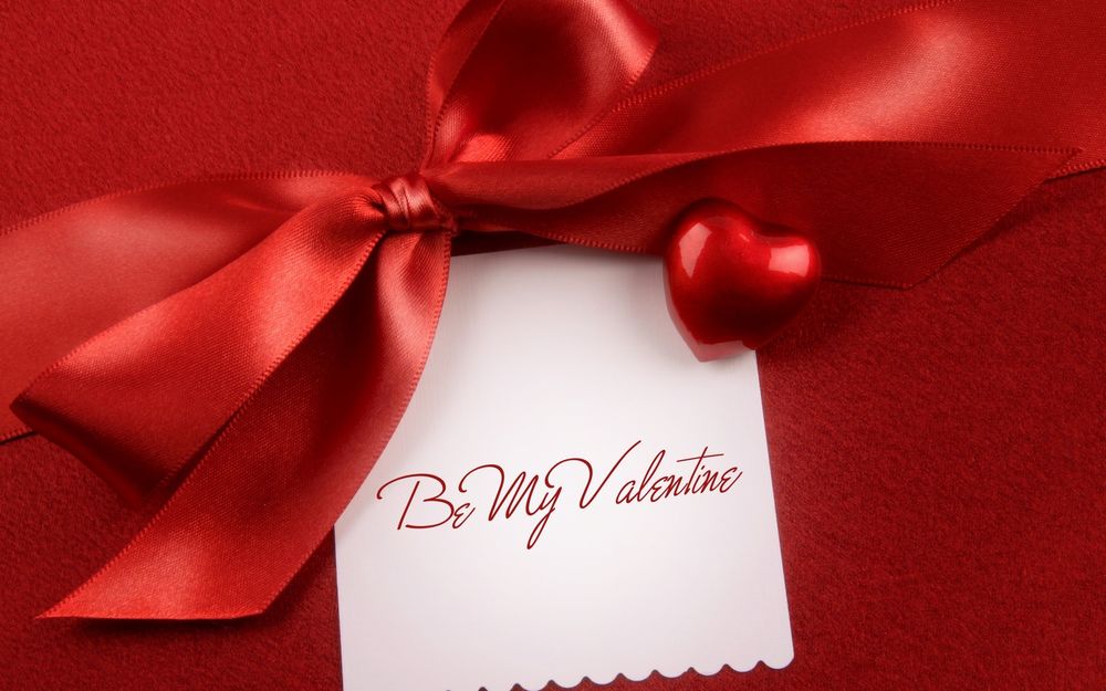Обои для рабочего стола Записка Be my Valentine / Будь моим Валентином рядом с которой лежит сердечко и красный бант