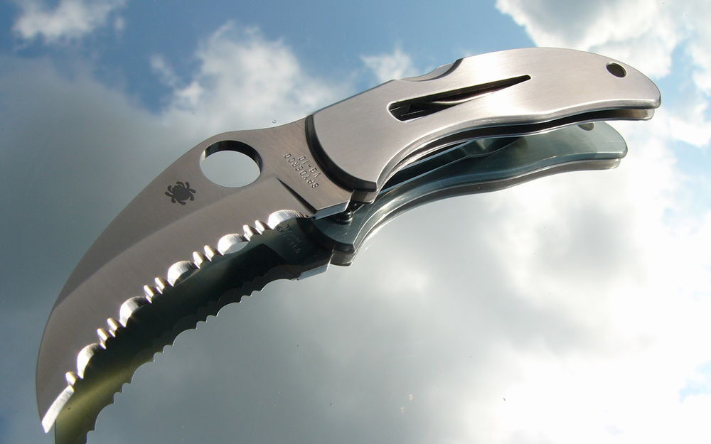 Обои для рабочего стола Складной нож Spyderco и его отражение