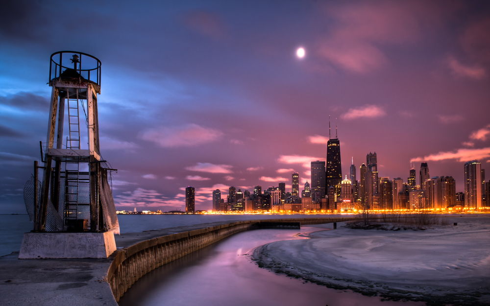 Обои для рабочего стола Ночной Чикаго / Chicago и сигнальный буй, стоящий на окраине залива