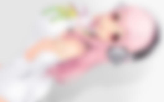 Обои на рабочий стол Смущенная Super Sonico / Супер Сонико в белой облегающей тунике, обтяшивающей ее пышные формы, мило улыбаясь смотрит в верх