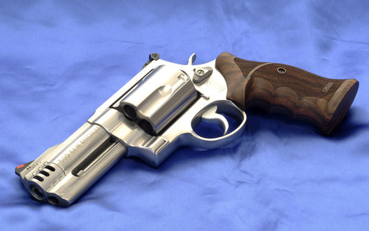 Обои на рабочий стол Пистолет 500 S&W Magnum лежит на голубой драпировке