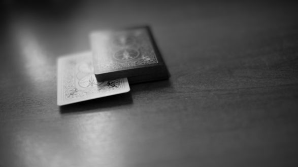 Обои на рабочий стол Карты на столе